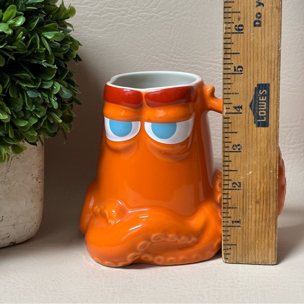 Vintage DISNEY PARKS Finding DORY HANK The Octopus Mug 16oz - Picture 6 of 6